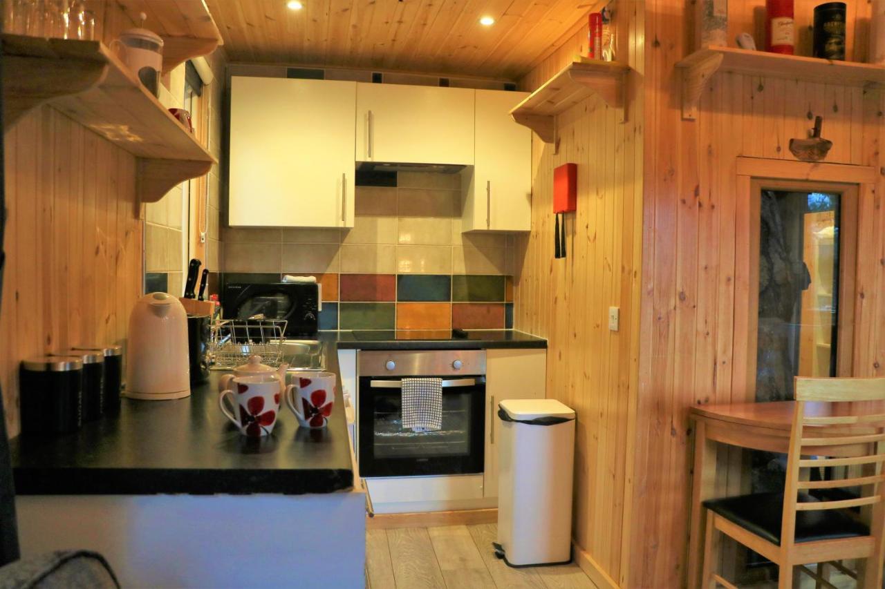 Pine Marten Bar Glenmore Treehouse อาวีมอร์ ภายนอก รูปภาพ
