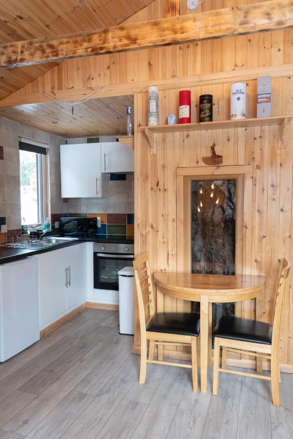 Pine Marten Bar Glenmore Treehouse อาวีมอร์ ภายนอก รูปภาพ